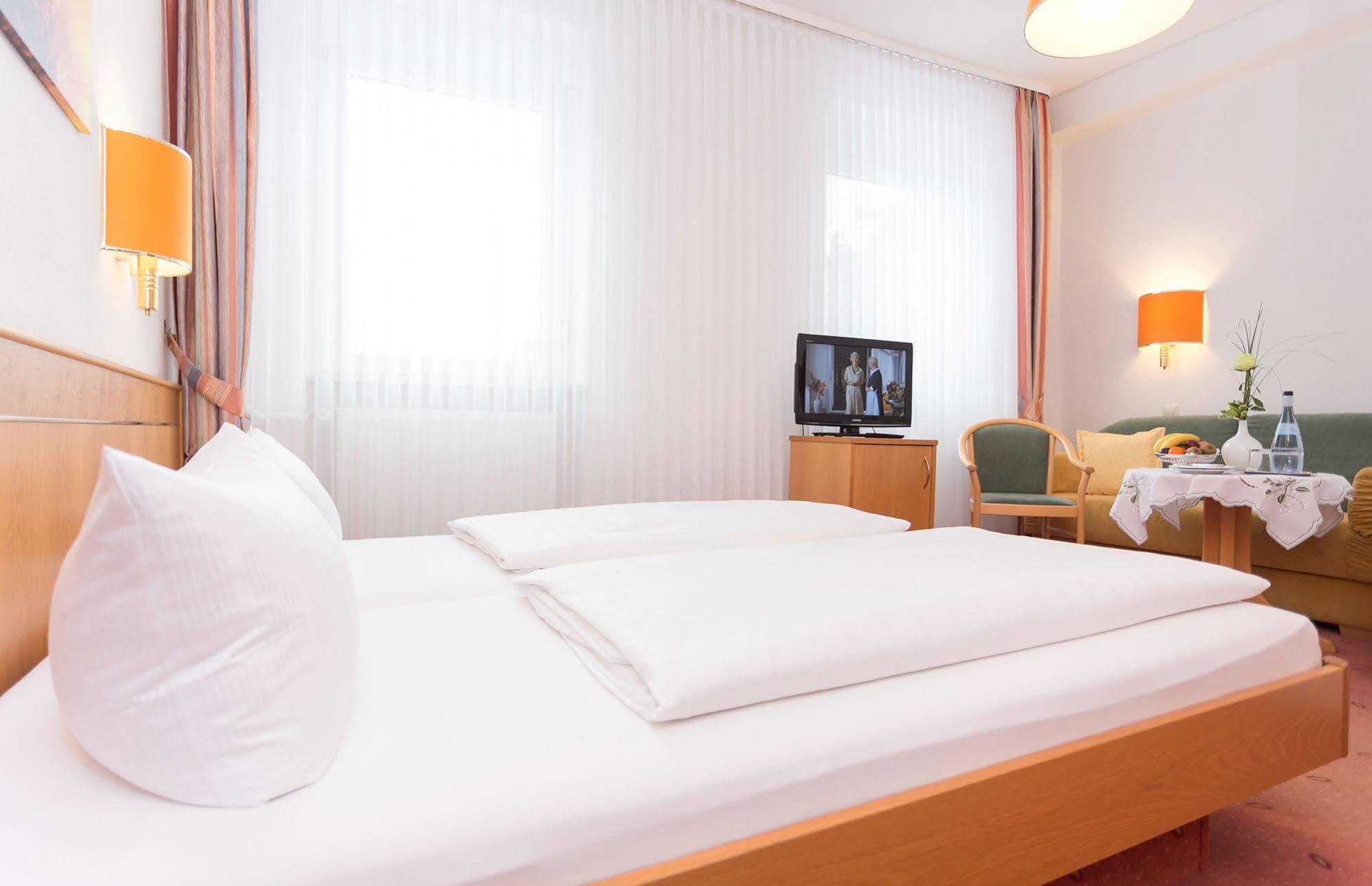 Hotel Pfaelzer Wald Bad Bergzabern Bagian luar foto